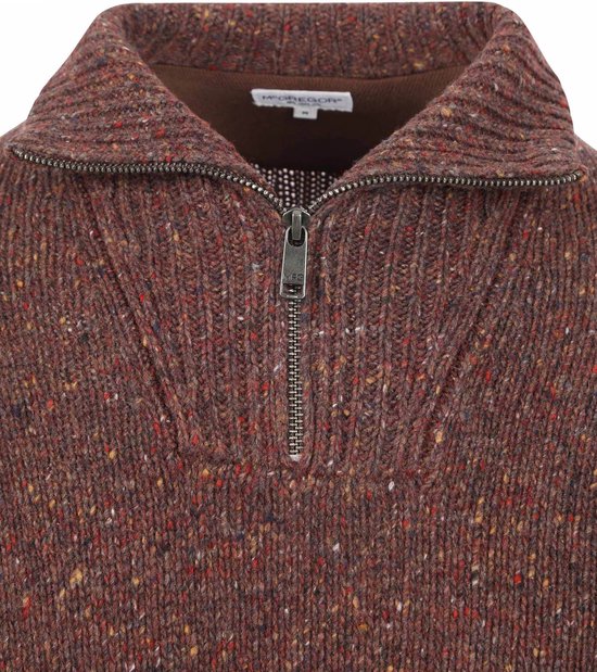 Close-up van de gemêleerde bruine trui met ritskraag en McGregor-label.