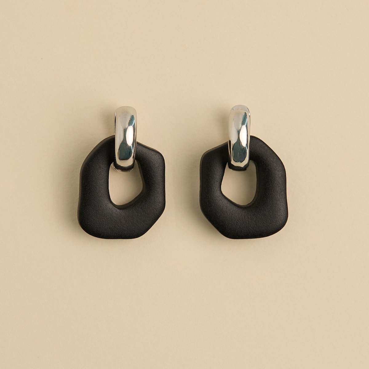 Daria Hoepel oorbellen -Zwart Hangers met Zilveren Hoops -4,5 x 1,5 cm -Stainless Steel -Waterproof earrings -Nikkel vrij -LYHO sieraden -Zwart -Zilver -Kerst cadeau -Sinterklaas cadeau -Valentin -Moederdag -Handgemaakte oorbellen van klei