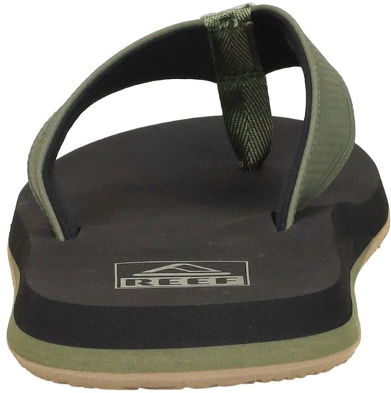 Achterkant van een zwarte slipper met olijfgroene band en gelaagde zool.