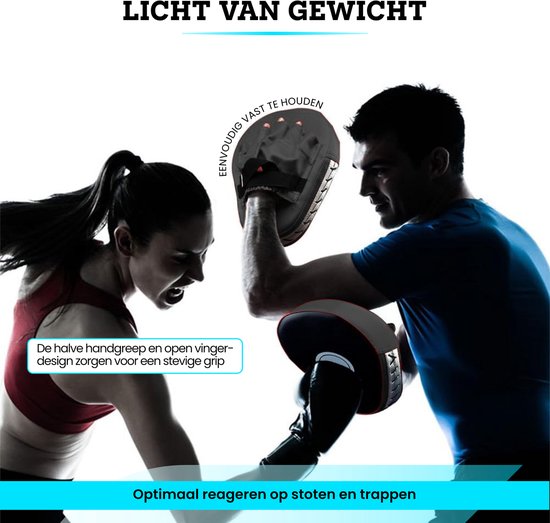 Man en vrouw trainen met bokspads, man slaat op een pad gedragen door vrouw