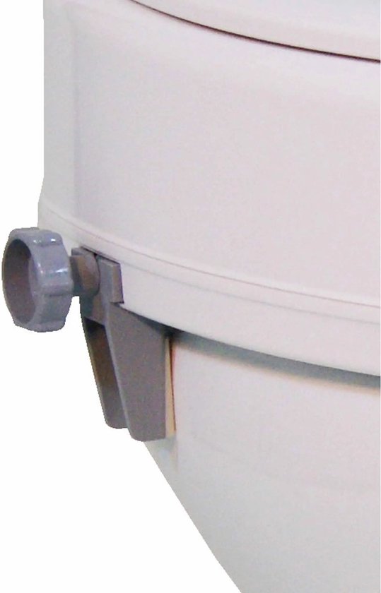 Detail van de grijze klem en knop van een witte toiletverhoger.