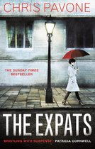 Een vrouw met een rode paraplu loopt in de regen voorbij een straatlantaarn. 'The Expats' door Chris Pavone.
