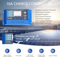 Blauwe 10A laadregelaar met LCD-scherm, USB-poorten en knoppen, compatibel met verschillende batterijtypen.