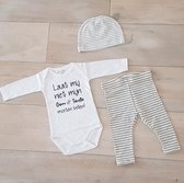 Baby kledingset unisex cadeautje zwangerschap aankondiging| maat 62-68 | grijs wit gestreept broekje en mutsje en witte romper lange mouw met tekst laat mij niet mijn oom en tante