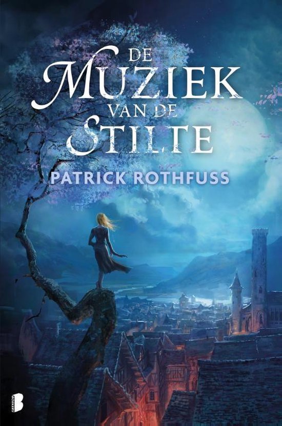 Boekomslag 'De Muziek van de Stilte' van Patrick Rothfuss; vrouw op boomtak boven stad met maan.