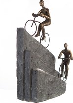 Sculptuur Samen de weg omhoog klimmen beeld brons