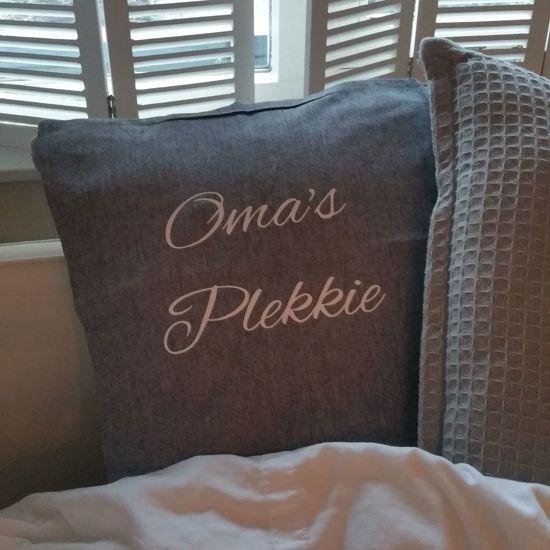 Sierkussen Kussen met tekst bedrukt cadeau oma | oma’s plekkie grijs met opdruk wit met vulling | 50x50 cm | Moederdag verjaardag vrouw aankondiging bekendmaking zwangerschap cadeau voor de liefste aanstaande je wordt