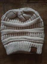 Beanie muts met opening in de kruin voor oa een paardenstaart - Beige