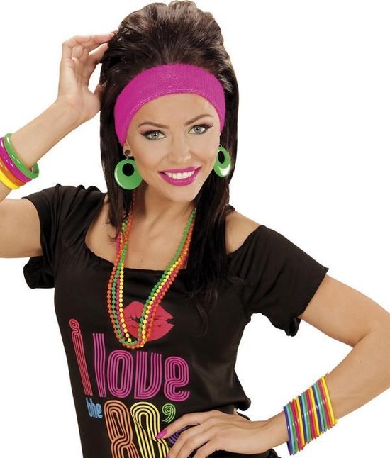 Vrouw met bruin opgestoken haar, draagt een roze hoofdband, groene oorbellen, ketting en armbanden.