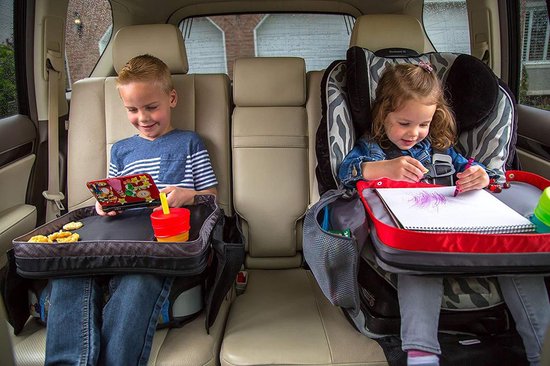 Twee kinderen, een jongen en een meisje, zitten in autostoeltjes naast elkaar. Beiden hebben reistafels voor zich. De jongen bekijkt een tablet, het meisje kleurt.