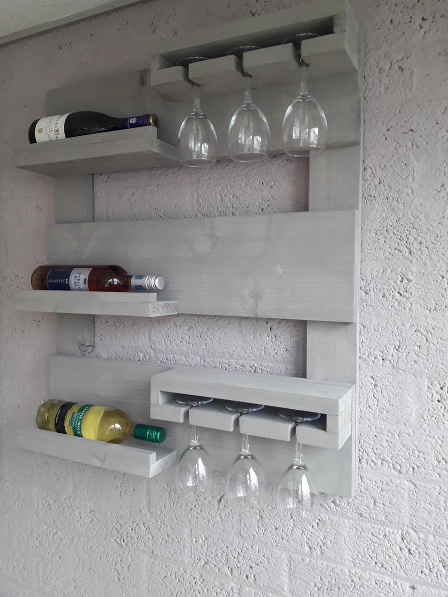 Hangend wijnrek van hout voor aan de muur Grey wash - wandbordenshop.nl