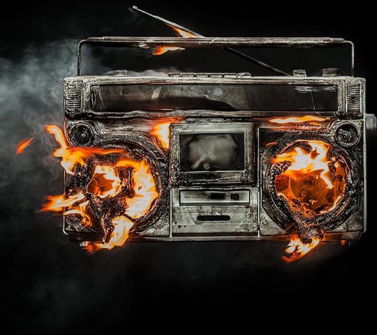 Een oude, zilverkleurige boombox, omringd door vlammen en rook, op een zwarte achtergrond.