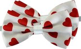 2x Witte vlinderstrikken met rode hartjes 13 cm voor dames/heren - Cupidostrik - Valentijn thema verkleedaccessoires/feestartikelen - Vlinderstrikken/vlinderdassen met elastieken sluiting