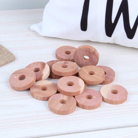 Een stapel cederhouten ringen met een gat in het midden, op een houten tafel.