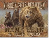 Mama Bear - Nobody Gets Between.  Metalen wandbord 31,5 x 40,5 cm.