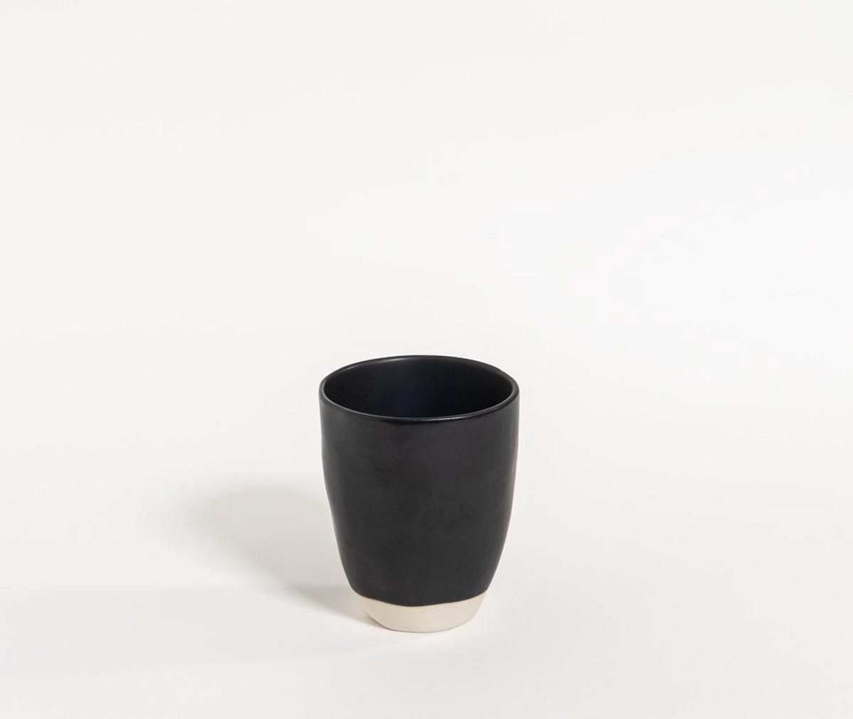 The Table atelier - mok - Ø 8,5 - 300 ml - handgemaakt - zwart/wit