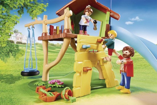 Playmobil speeltuin met glijbaan, schommel, klimmuur en figuren. Speelgoed met oranje, bruine en groene accenten.