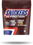 Snickers Hi Protein poeder in chocolade-, karamel- en pindasmaak. Bruine zak met rode en witte details, zwevend op witte achtergrond. 21g eiwit per portie.