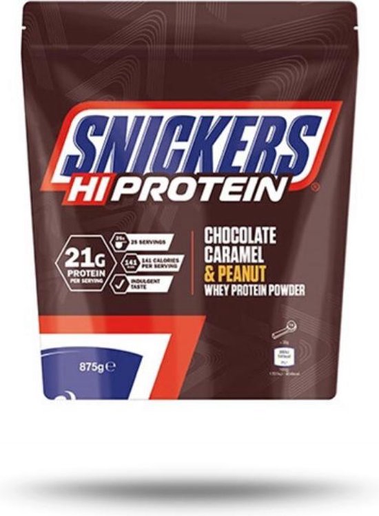Snickers Hi Protein poeder in chocolade-, karamel- en pindasmaak. Bruine zak met rode en witte details, zwevend op witte achtergrond. 21g eiwit per portie.