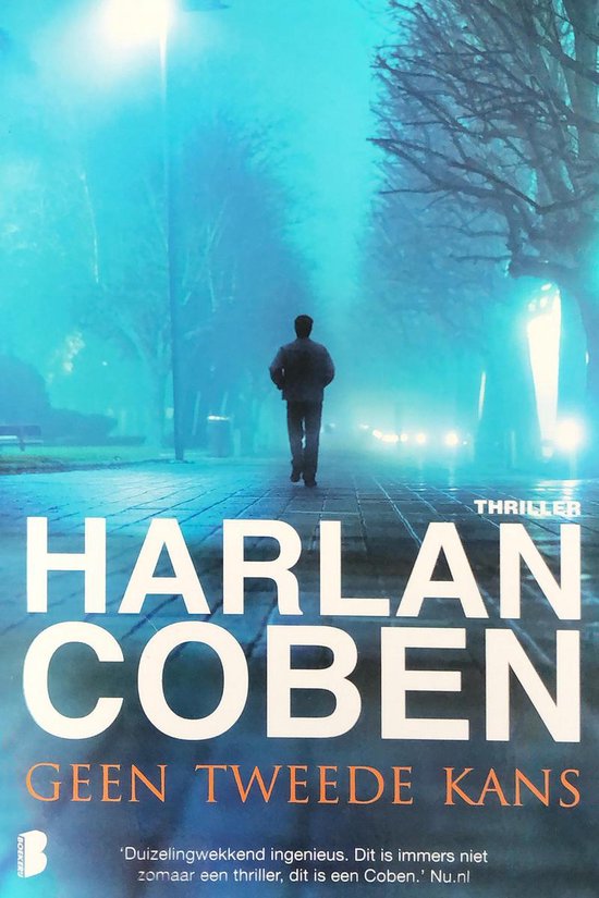 Thriller, Harlan Coben, Geen tweede kans. Een man loopt weg op een mistig, verlicht pad.