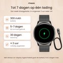 Zwart horloge met metalen bandje en oplaadkabel, toont batterijspecificaties zoals 300 mAh en 5-7 dagen gebruiksduur.