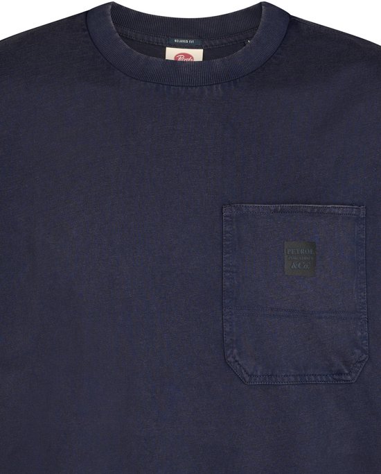 Donkerblauw T-shirt met ronde hals, borstzak en subtiel Petrol & Co. logo.