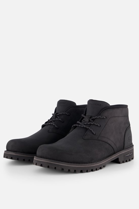Zwarte Skechers enkelboots met veters, stevige profielzool en Goodyear-logo op de hak.