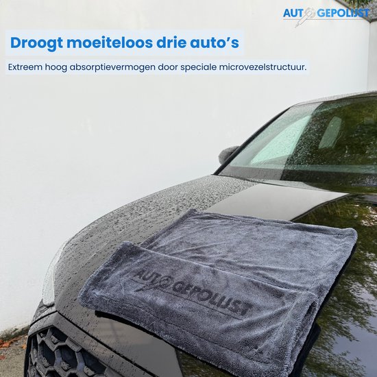 Grijze microvezeldoek met Auto Gepolijst logo op een natte motorkap, ontworpen om drie auto's moeiteloos te drogen.