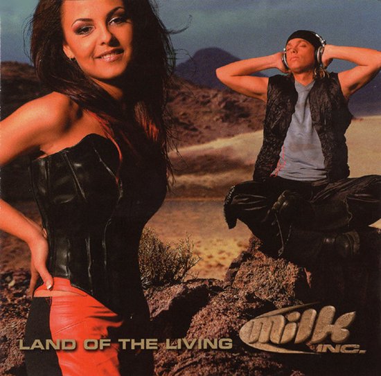 Milk Inc. albumhoes Land of the Living met een vrouw in een zwart korset en een zittende man in een woestijnlandschap.