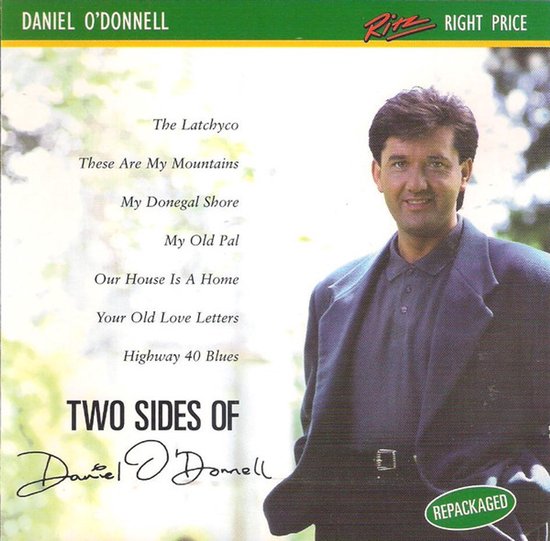 Daniel O'Donnell in een blauw jasje met lijst van nummers voor zijn album Two Sides Of op een lichte achtergrond.