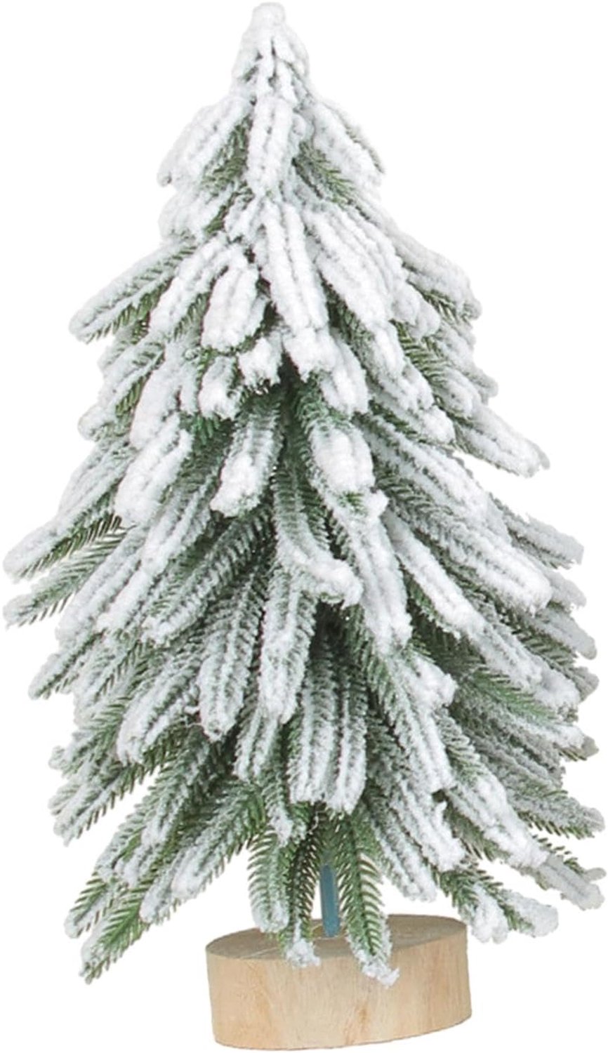 Kleine kerstboom met rustieke houten voet en witte sneeuw