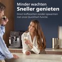 Man en vrouw genieten van koffie bereid door een Philips espressomachine met de snelle QuickStart-functie.