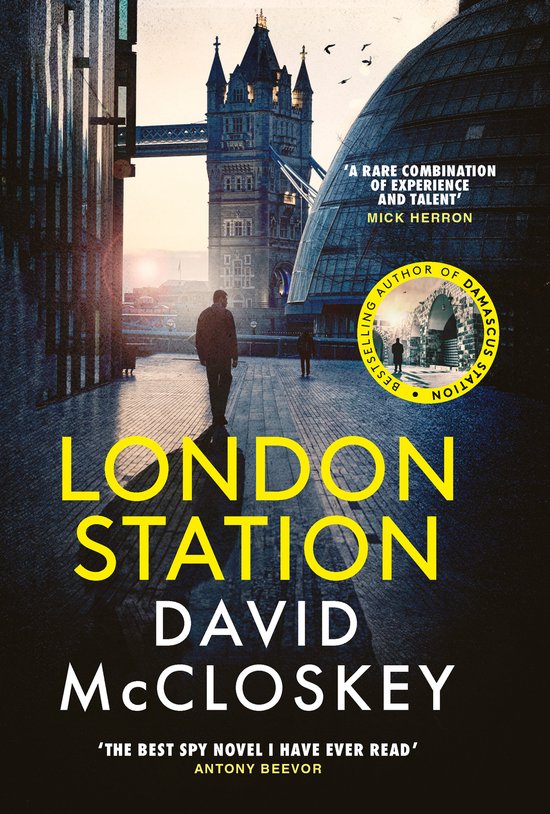 Boekomslag van London Station door David McCloskey met Tower Bridge en een eenzame figuur in een stedelijk decor.