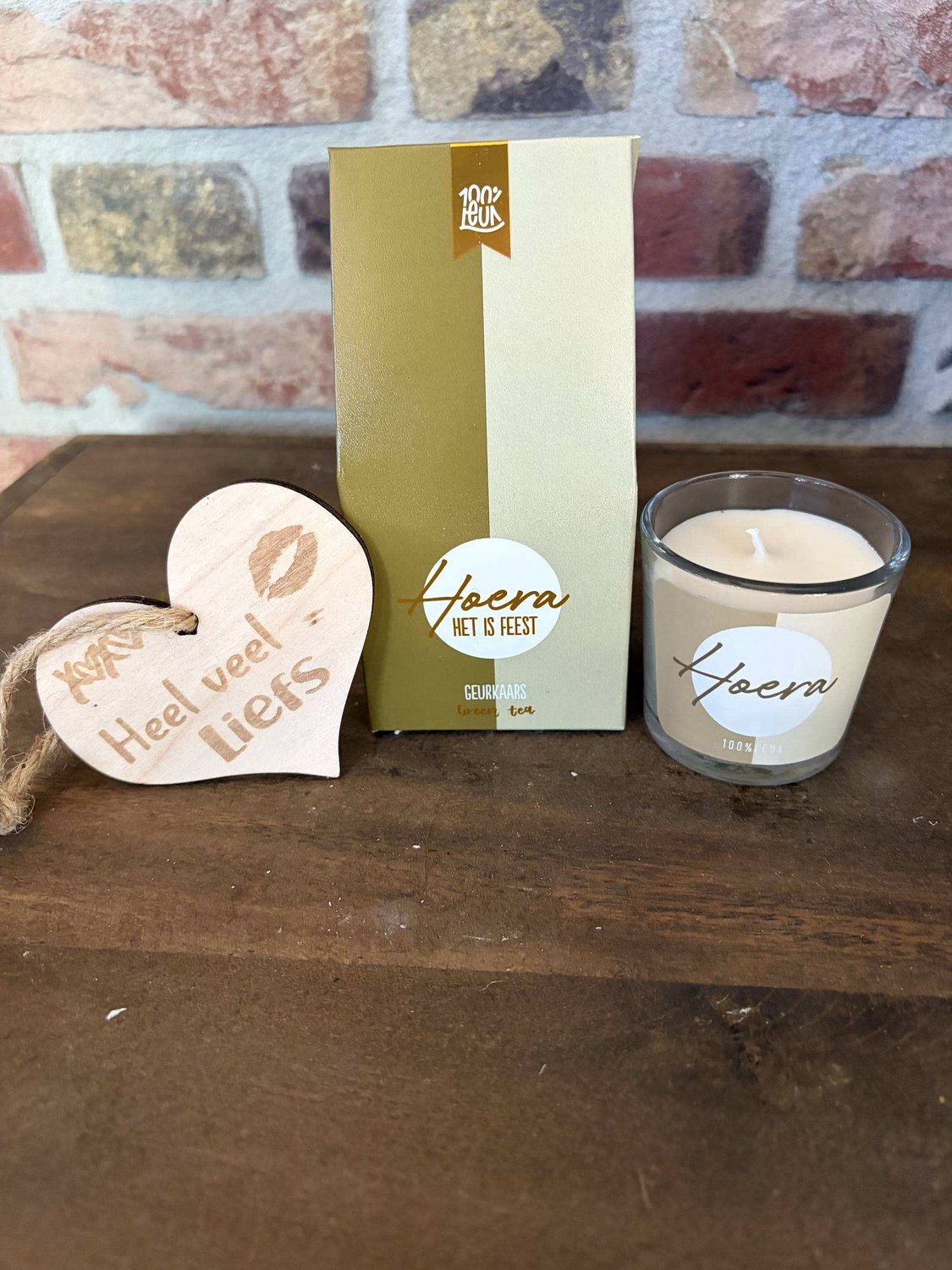 Creaties van hier Geurkaars huisje - Hoera het is feest - Cadeau - met houten hartje