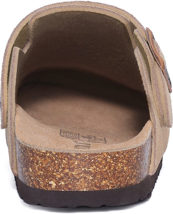 Achterkant van beige suède klompjes met kurken zool.