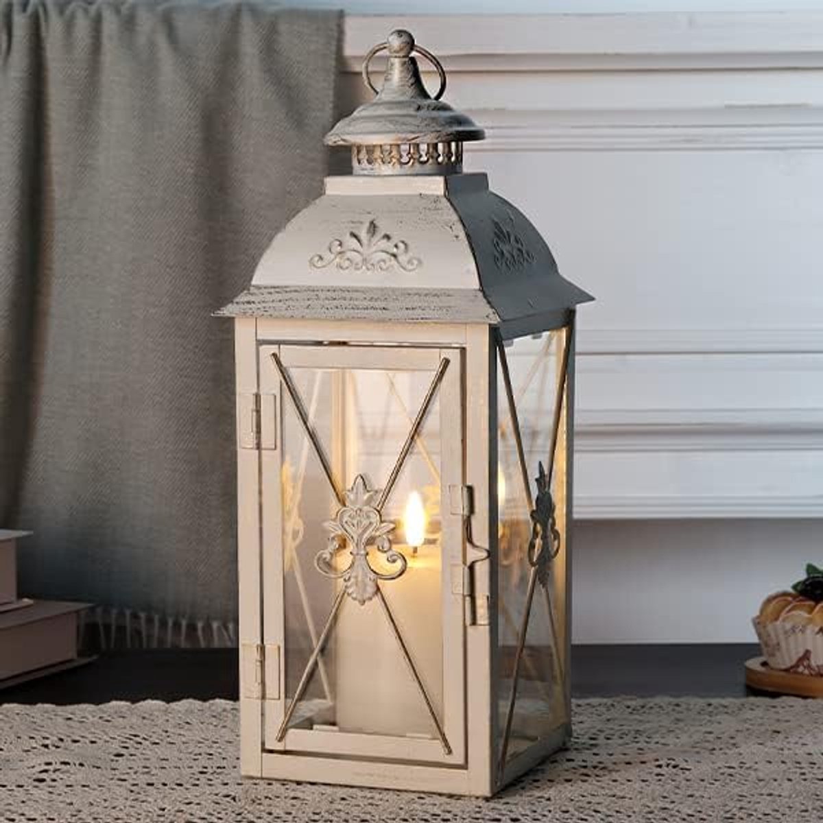 Vintage Kaarsenhouder 34cm Hoog Decoratieve Hangende Lantaarns met Duidelijk Glas Perfect voor Woonkamer Tuin Patio Feesten Evenementen Tafel Binnen Buiten (Wit met Gouden Borstel)