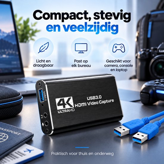 Zwarte, compacte 4K HDMI video capture kaart op een bureau, naast een laptop en camera tas. Bevat "Compact, stevig en veelzijdig".