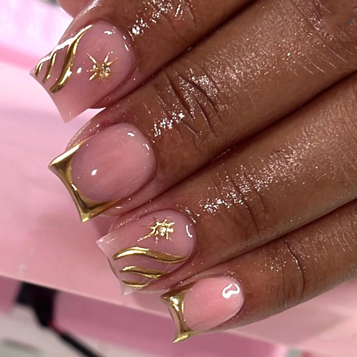 24 stuks roze kunstnagels, kort, vierkant, Franse 3D-gouden nagels om op te plakken met diamant, glanzende acryl full cover vingernagels om op te plakken, herbruikbare press-on nagels voor vrouwen
