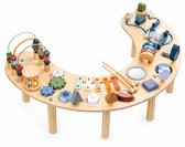 Halfronde houten activiteitentafel met diverse speelgoedonderdelen op een witte achtergrond.