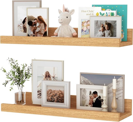 Twee houten zwevende planken met fotolijsten, boeken, een knuffel en kaarsen.