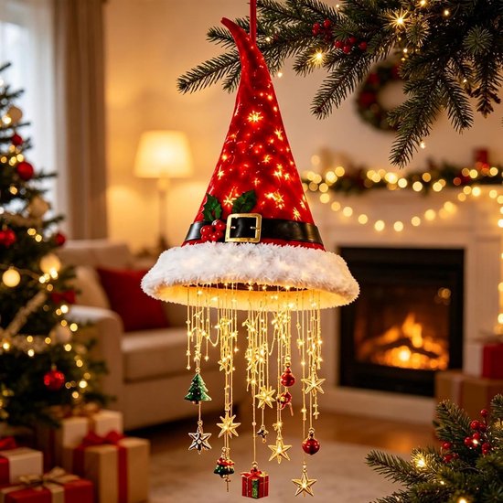 Verlichte kerstmuts ornament met kerstbomen, sterren en kerstmannen, hangend aan een kerstboom.