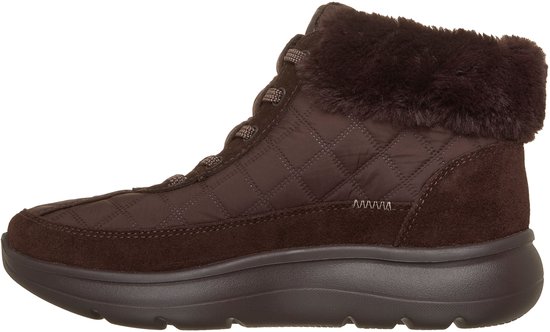 Zijaanzicht van een bruine Skechers enkellaars met suède details, gewatteerde stof en imitatiebont aan de schacht.