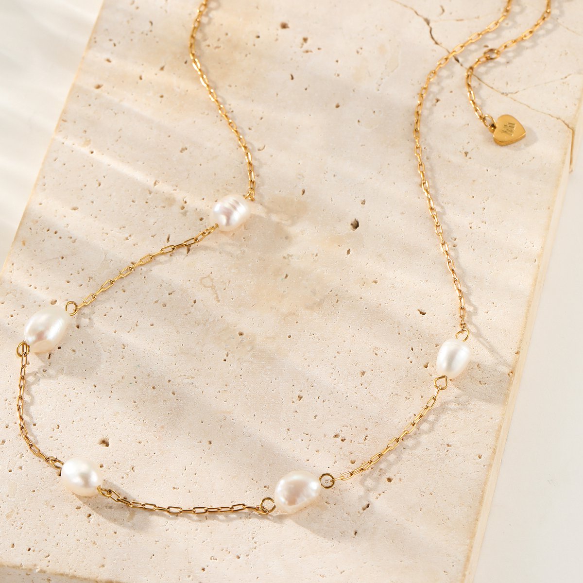 Hey Happiness Parelketting Dames - RVS 18K Goud Verguld - Minimalistische Ketting met Parels - Layering Ketting - Waterproof - Verstelbaar - Cadeau Voor Haar
