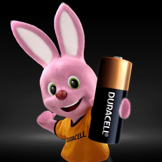 Roze Duracell konijn met een Duracell batterij in zijn hand.