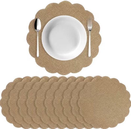 Dix sets de table ronds, marron clair, avec un bord en pétales, une assiette blanche, une fourchette et une cuillère.