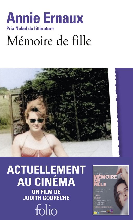 Affiche du film "Mémoire de fille" de Judith Godrèche, d'après le livre d'Annie Ernaux. Photo d'une femme avec lunettes de soleil et maillot de bain.
