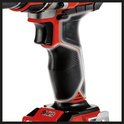 Close-up van het ergonomische handvat van de rode en zwarte Einhell boor-/schroefmachine.