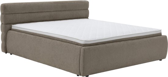 Un lit boxspring en tissu beige avec une tête de lit rayée et un matelas.