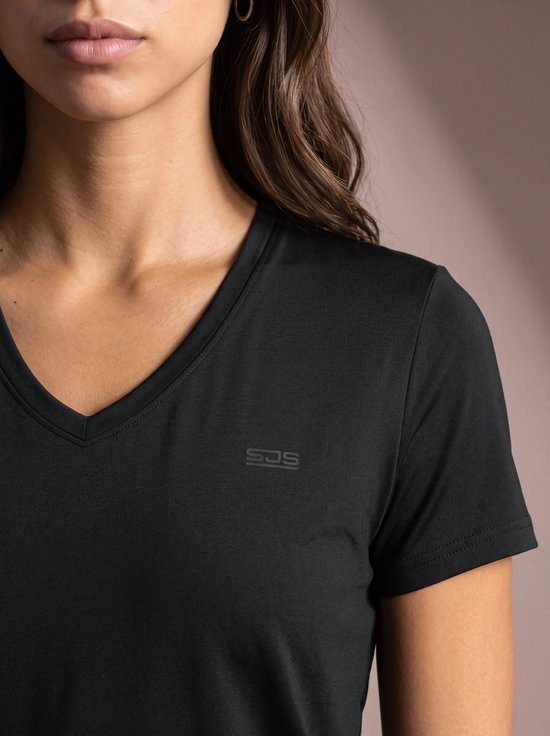 Close-up van zwart sportshirt met V-hals en logo op de borst.