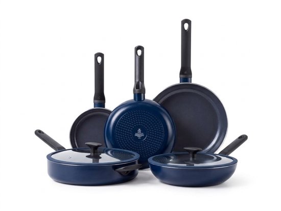 BK Enjoy Pannenset 5-delig - Koekenpannen 20/24/28cm - Hapjespan met deksel 28cm/3.4L - Wokpan met deksel 28cm/4.2L- PFAS-vrije antikleeflaag - Pannenset inductie - Keramische pan - Ovenbestendig tot 160°C - Koudgrepen - Oxford blue